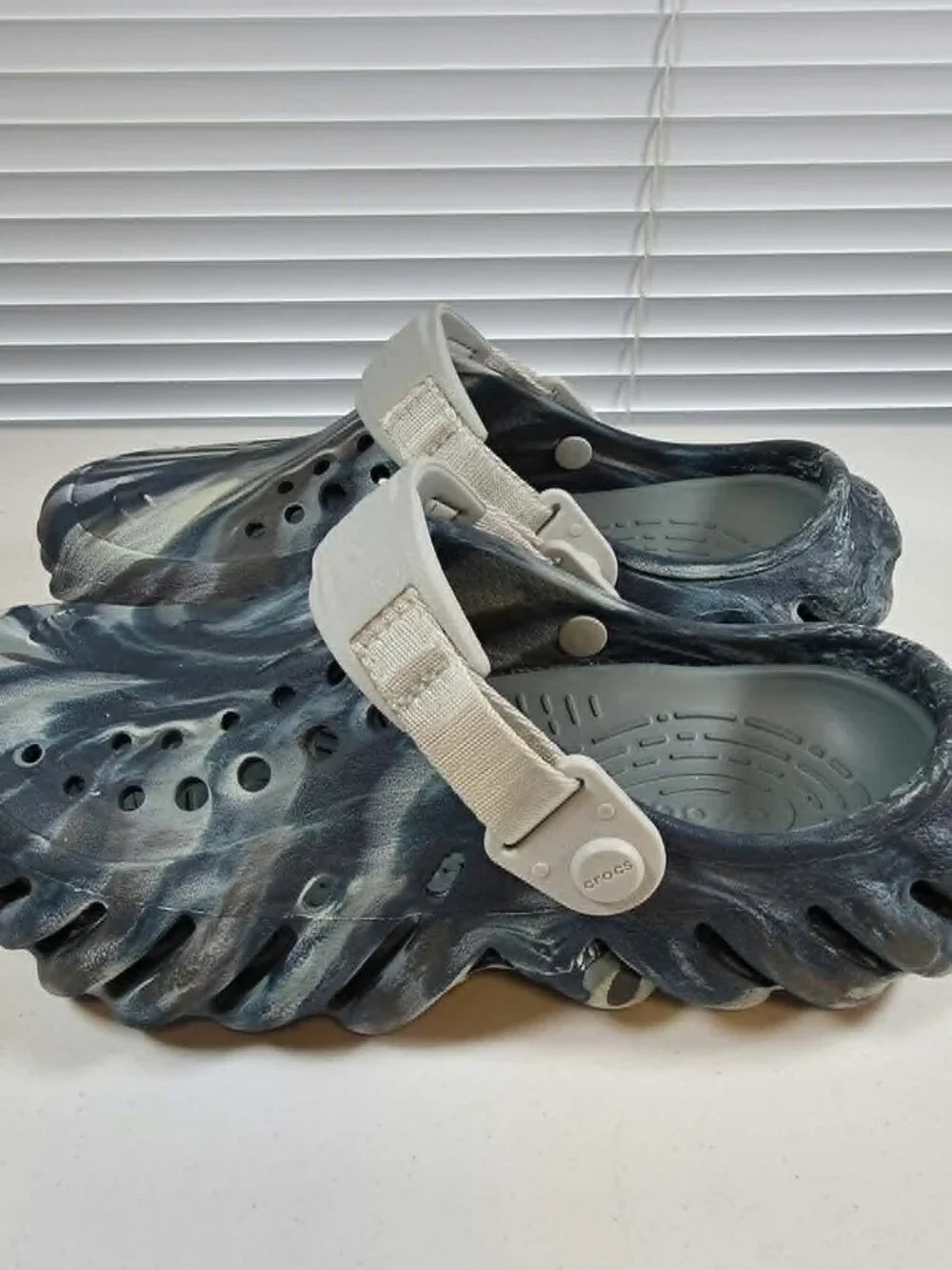 CROCS ECHO CLOG BLUE BLACK MARBLED SLIP ON SLIDE YOUTH SIZE 4 WOMEN SIZE 6